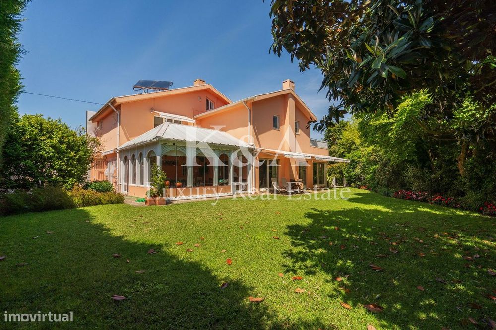 Luxuosa Moradia T5+2, em excelente estado de conservação