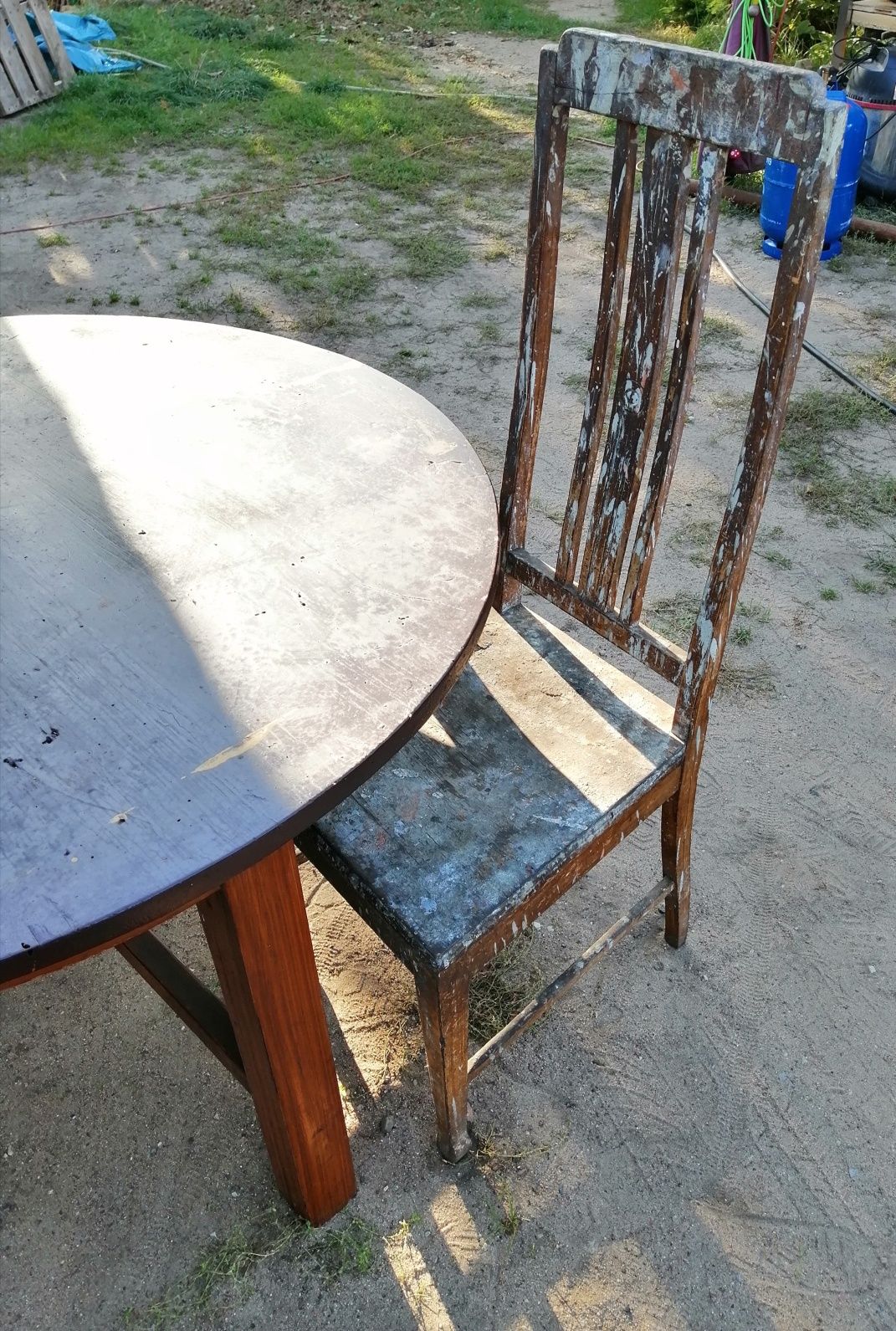 Stary stół i 2 krzesła