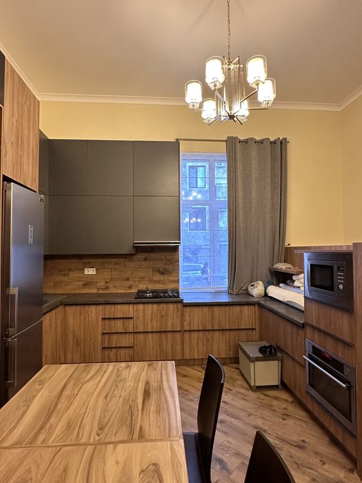 Продається двох кімнатна+ кухня студія+ підвал з Сауною і кімнатою