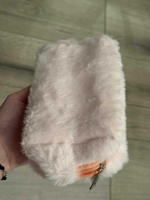 Różowa pluszowa kosmetyczka