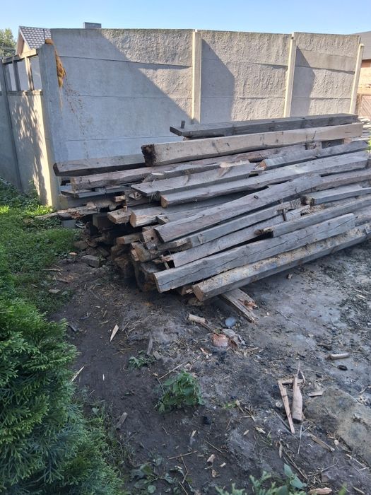 Grube drewno z konstrukcji stodoły suche.