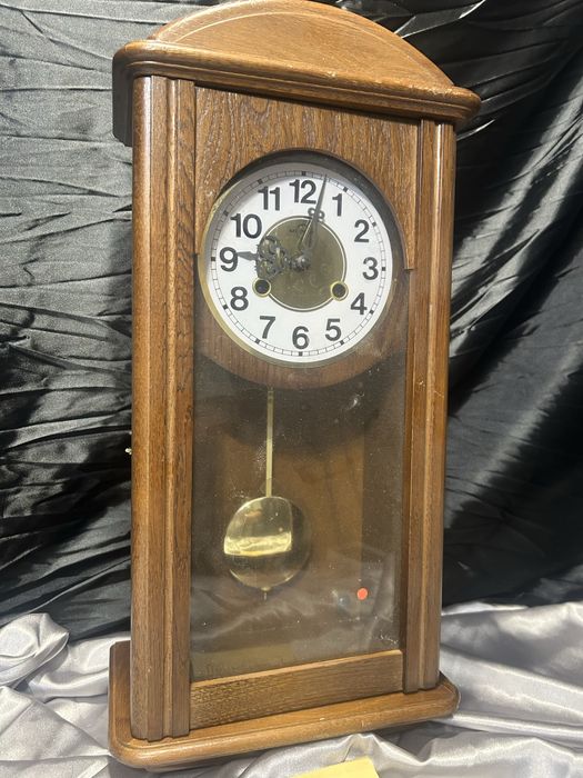 Zegar ścienny Metro – w drewnianej oprawie, z wahadłem