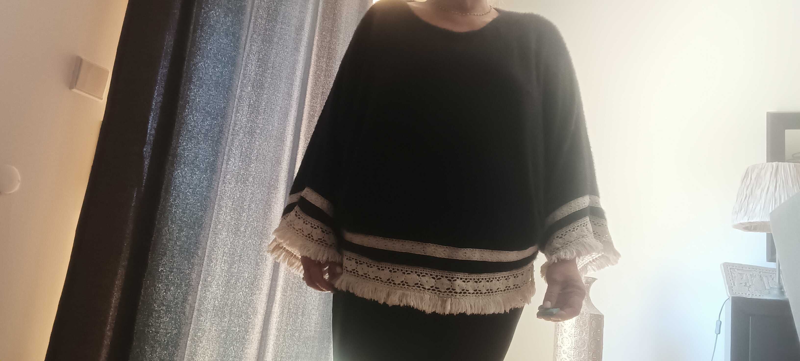 Camisola/poncho em preto com renda