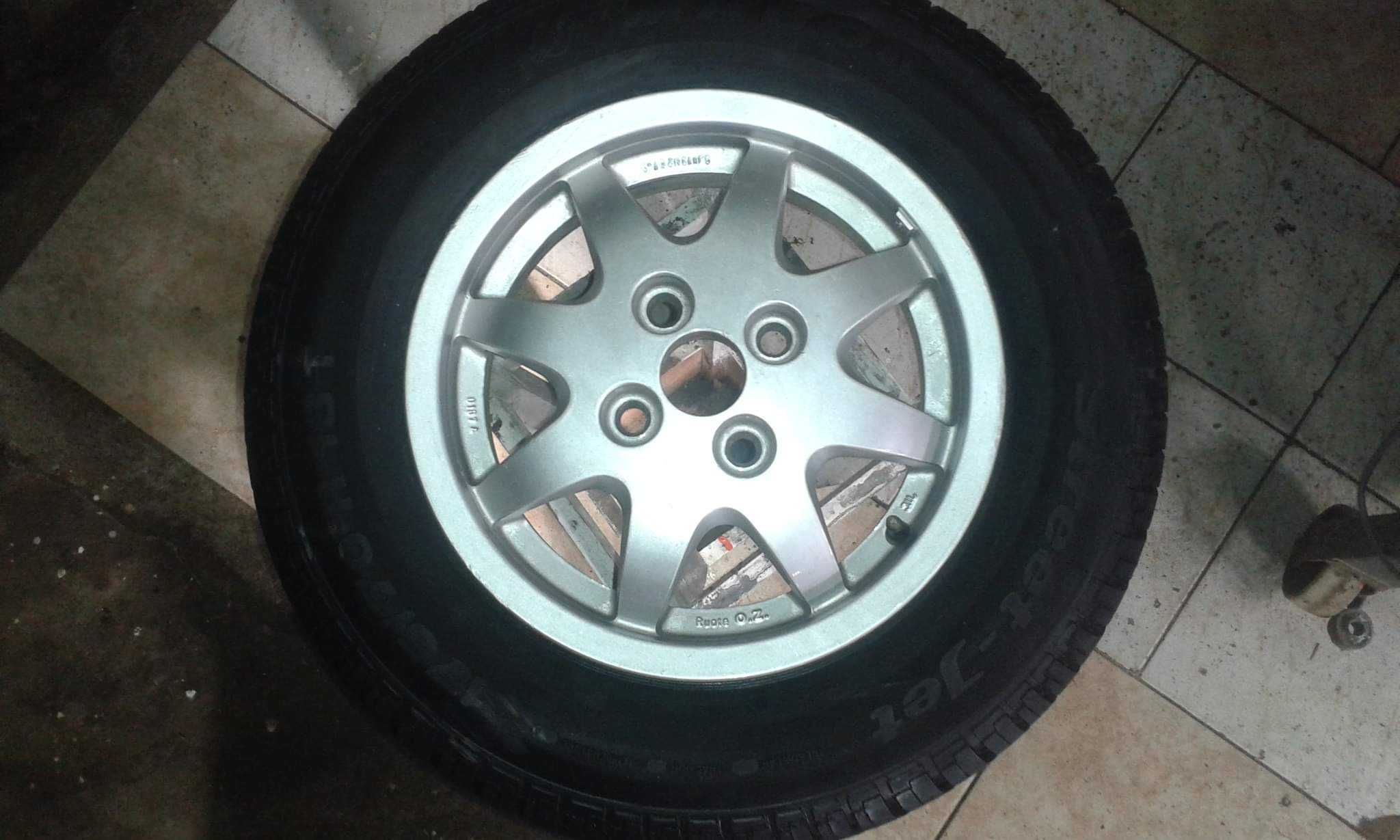 4 Jantes + pneus 175/70 R 13 como novos
250€