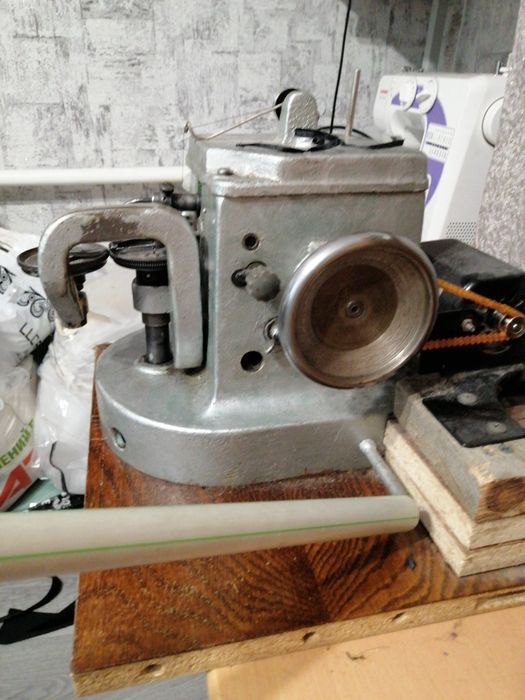 Продаю побутову швейну машинку, оверлок, скорняжку.