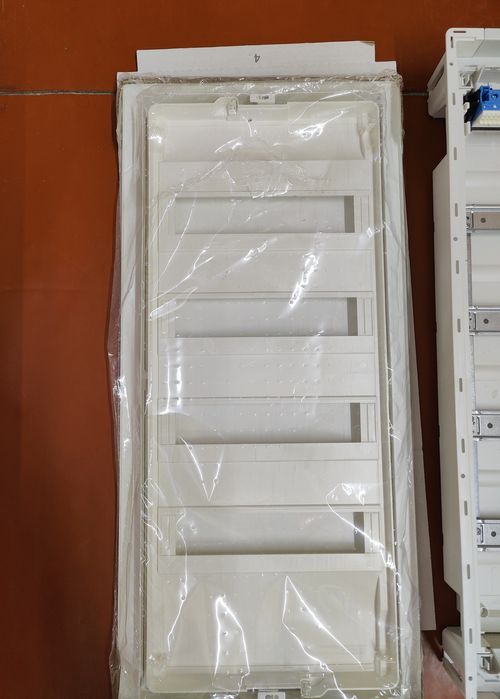 Щит на 48 модулів з металевими дверима HAGER VOLTA з колесами.