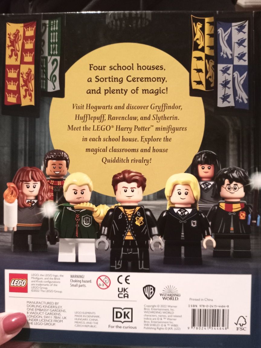 Livro LEGO Harry Potter a spellbinding guide to Hogwarts houses