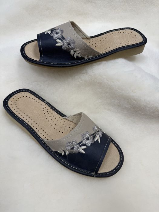 Kapcie/pantofle skórzane damskie odkryte na podwyższeniu