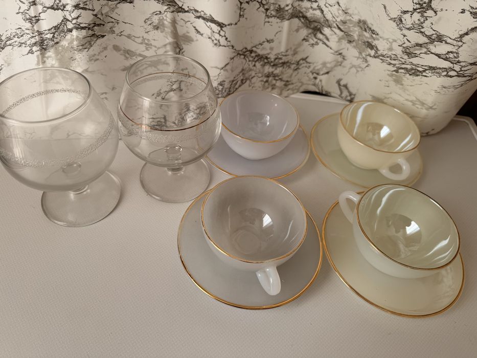 Antigo 4 chavenas e 4 pires e 2 copos balão casamento