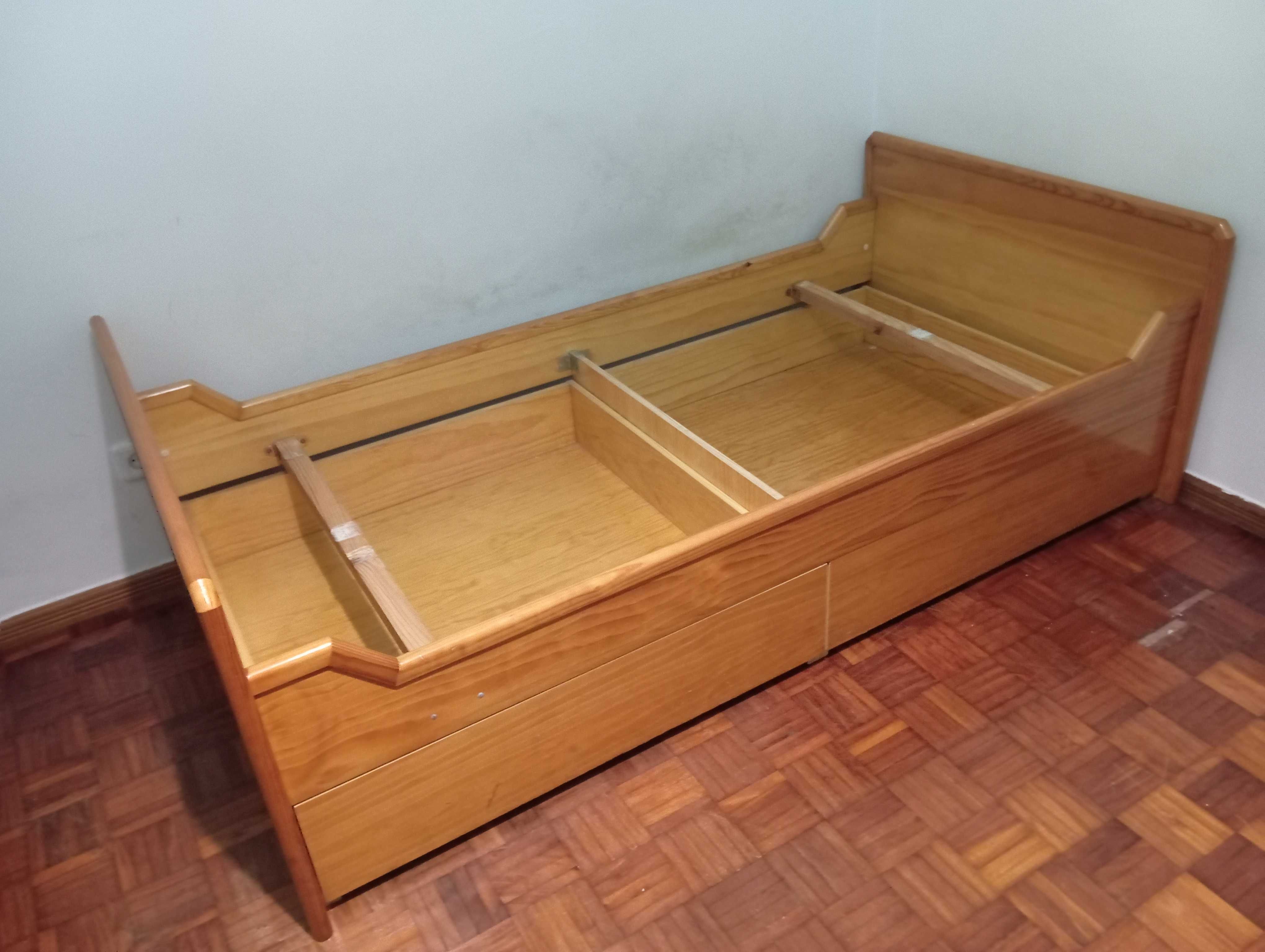 Cama Individual em Pinho Mel