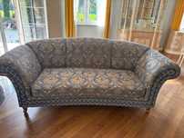 Oryginalna sofa z pięknymi zdobieniami