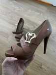 Skorzane buty Moschino 40 rozmiar