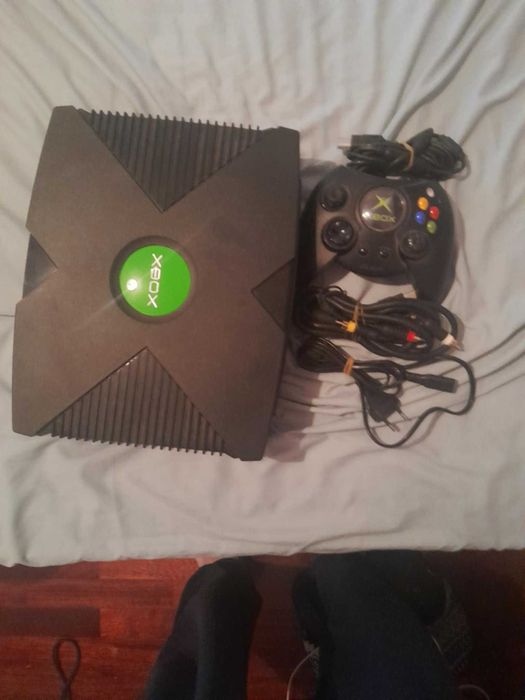 xbox 1ª geração, com comando e cabos em bom estado com oferta de jogos