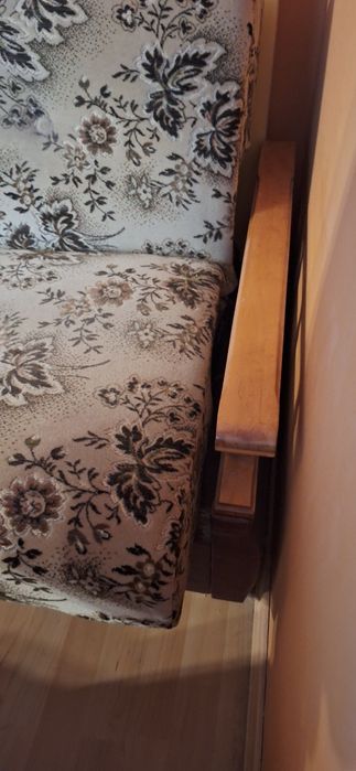 wersalkaz funkcją rozkładania. 
Foteli nie ma. 

Dębowe zdobienia. 
Sw