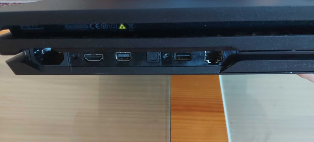 PS4 Pro 1TB + comando original + 4 jogos