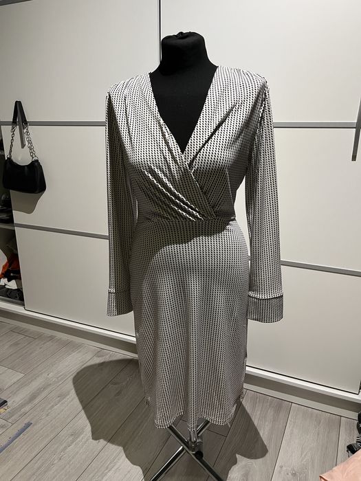 piękna podkreślająca sukienka midi biało-czarna,dekolt V,ozdobny rękaw