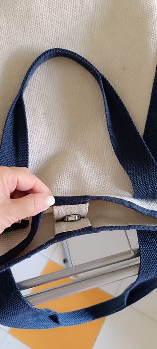 Saco de tecido bege e azul usado.