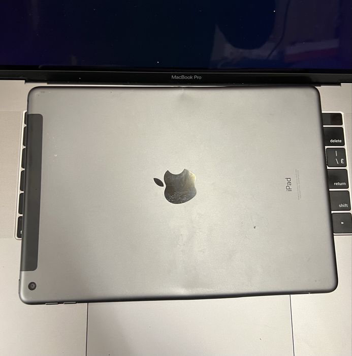 Продам планшет розбитий apple iPad 9th generation 32gb lte 3G a2603