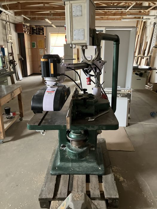 Frezarka dolnowrzecionowa z posuwem