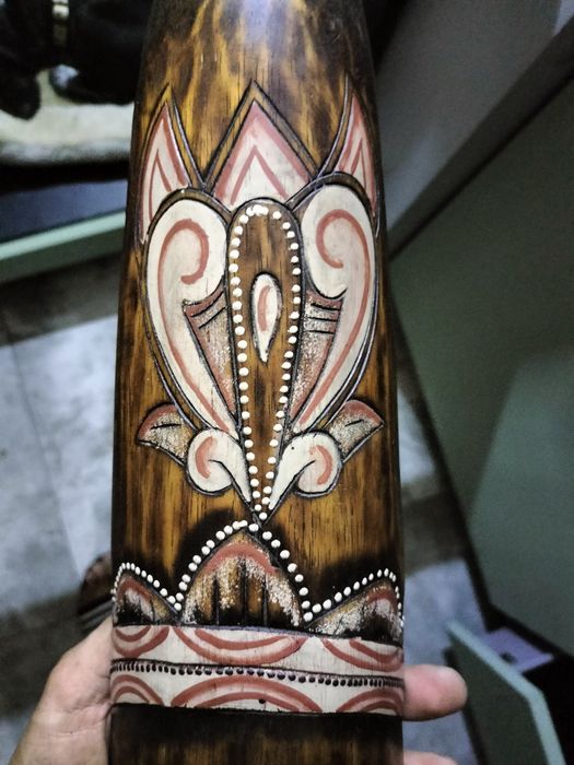 Maska afrykańska ma bardzo ładne kolory jak na swój wiek1