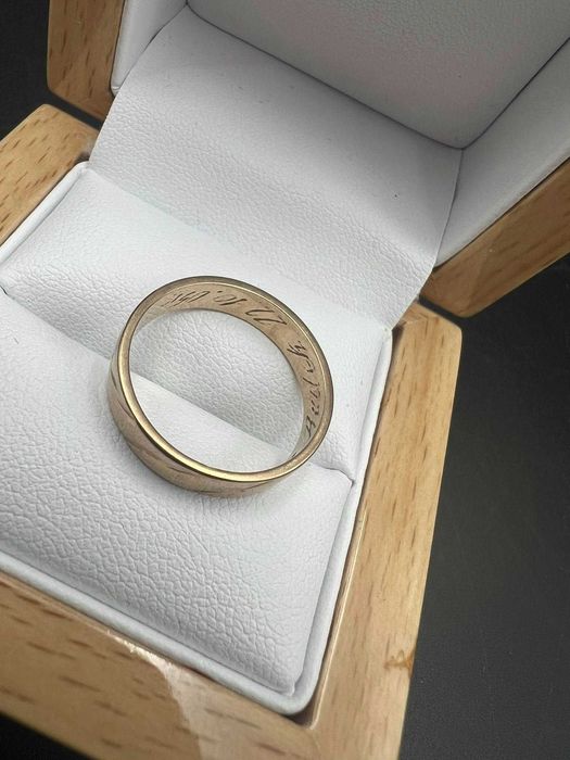 Złota obrączka grawer 
Próba 585
Waga: 3.62 g