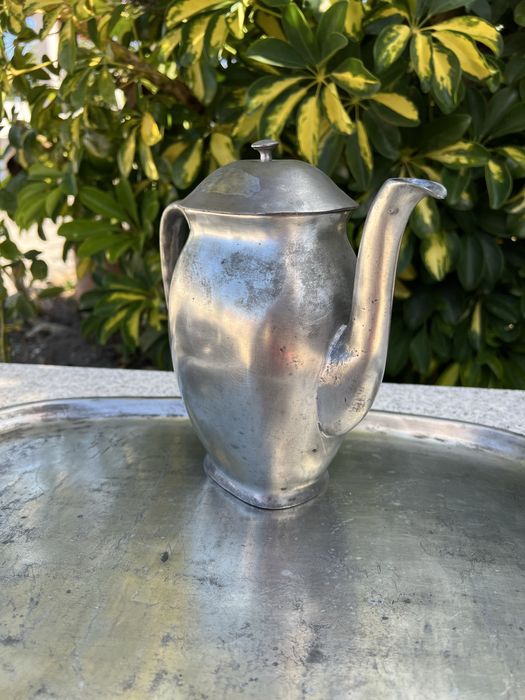 Conjunto de tabuleiro antigo e peças de estanho
