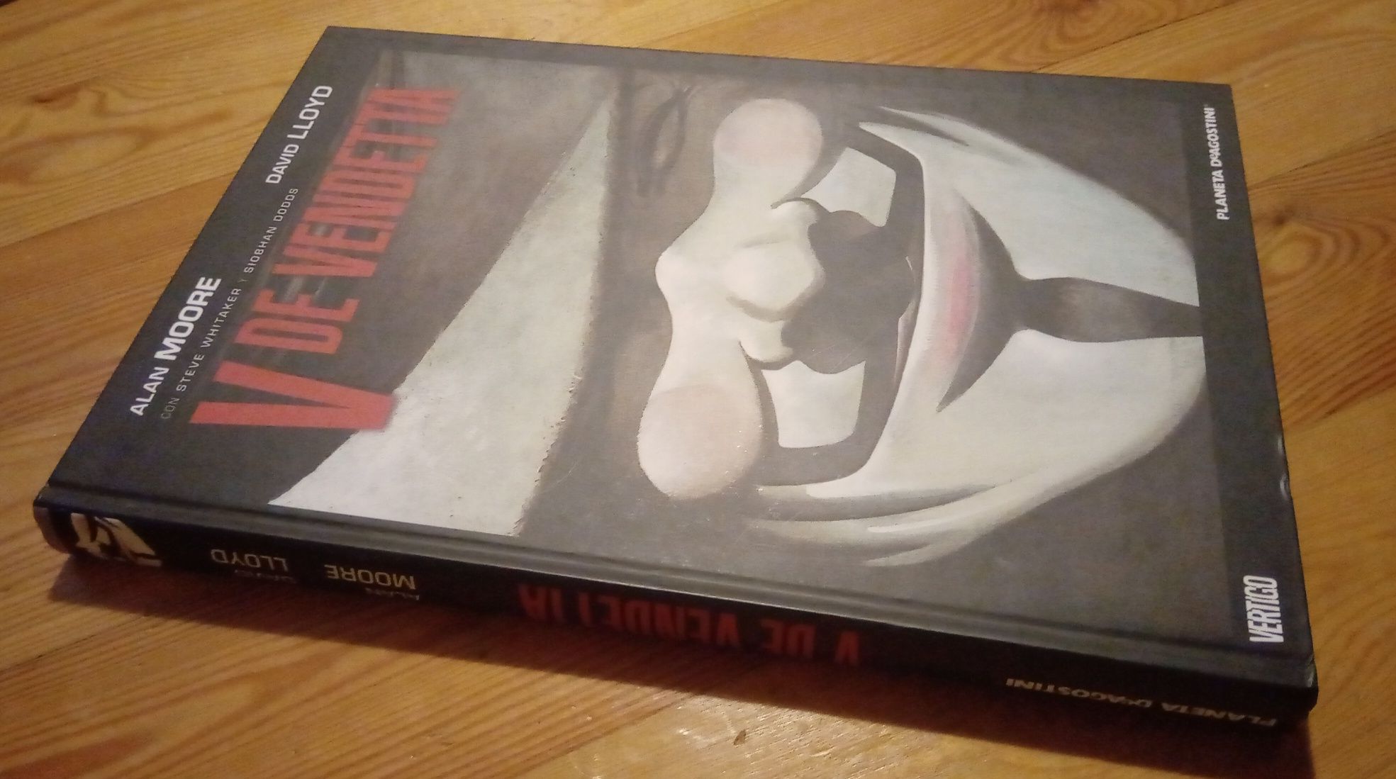 BD:  V de Vendetta (esp), Tom Strong (Alan Moore, eng)