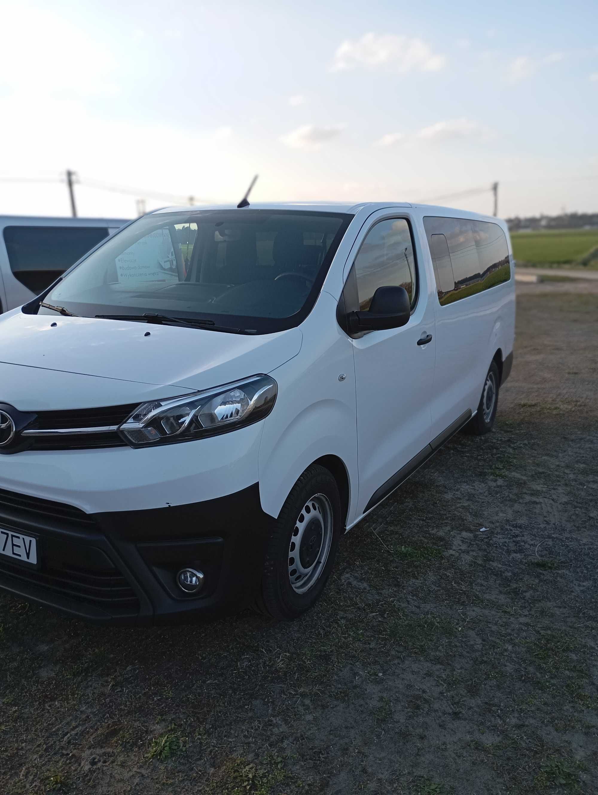Przewóz osób, wynajem busa z kierowca, transfer na lotnisko