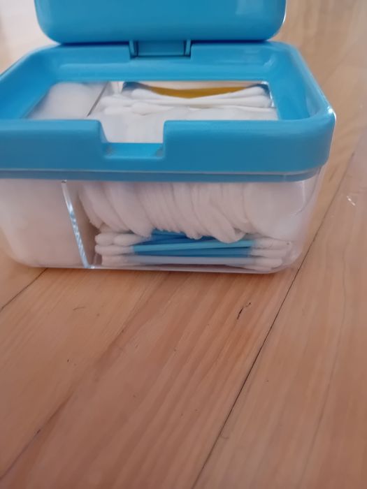 Organizer kosmetyczny z wyposażeniem