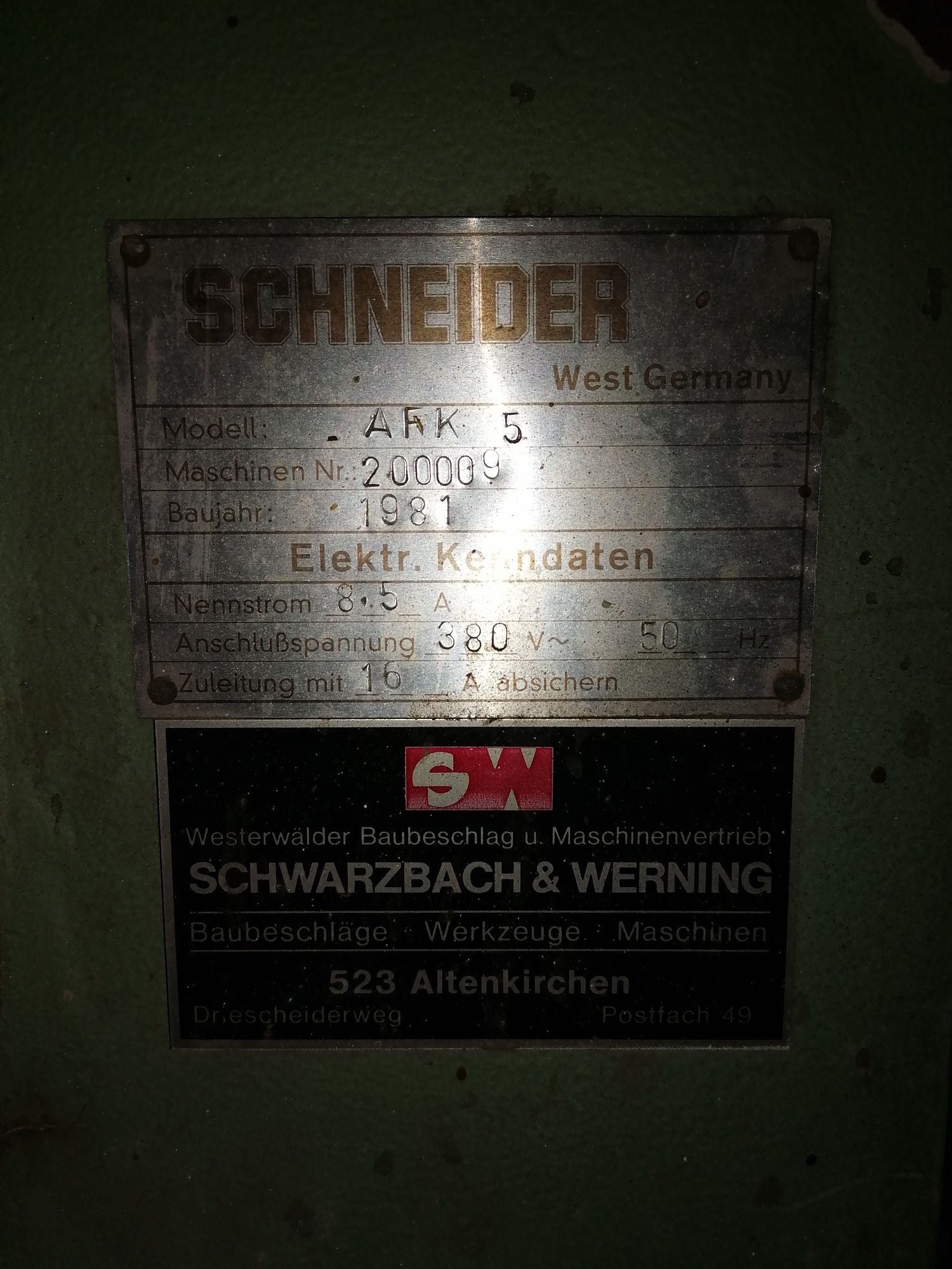 Wyrówniarka Schneider 50
odlew żeliwny
długość blatu: 280 cm
szer: 50