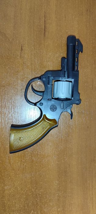 Пістолет на пістонах рівольвер