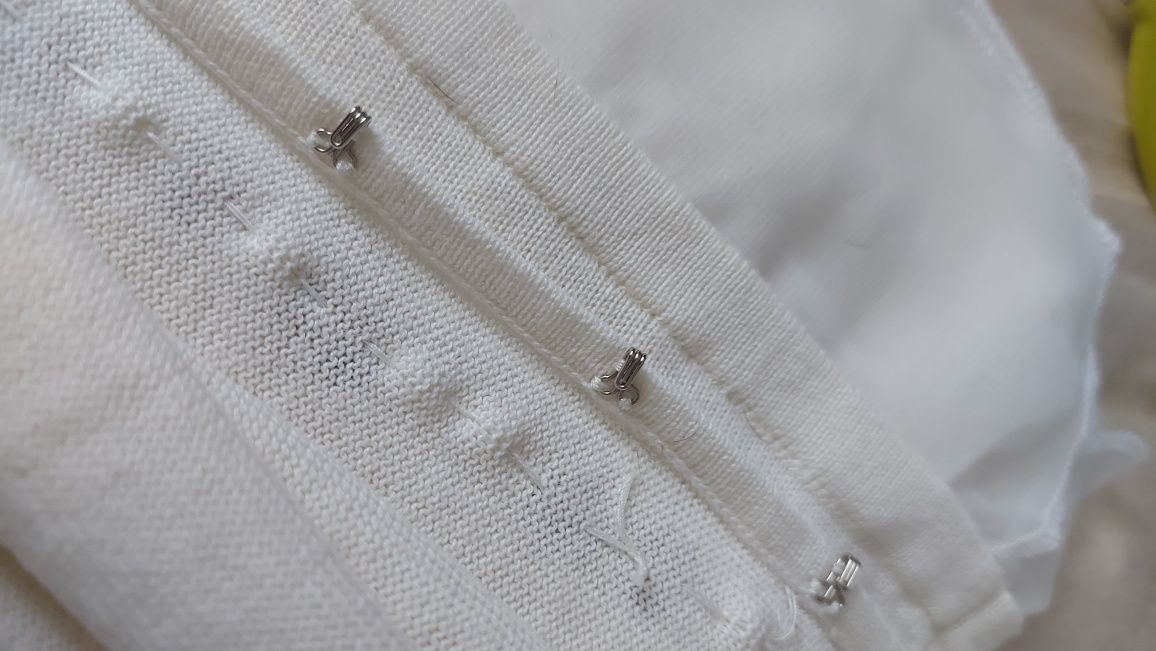 Komplet sweter i top z guzikami z masy perłowej i perełkami