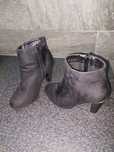 Botins e sapatos pretos 37