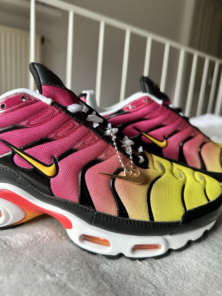 Кроссовки Nike Air Max Plus "Gold Raspberry Red"