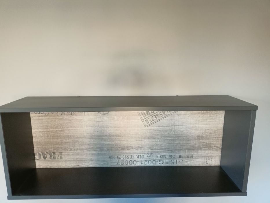 Półka wisząca na ścianę