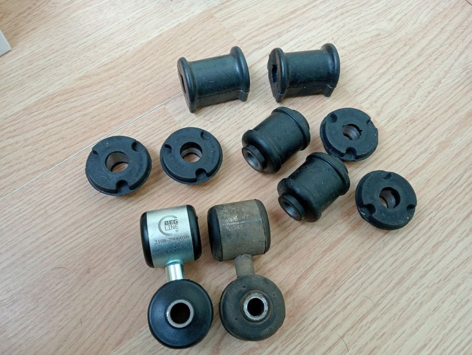 Комплект сайлетблоки,бензонасоси,свічки.