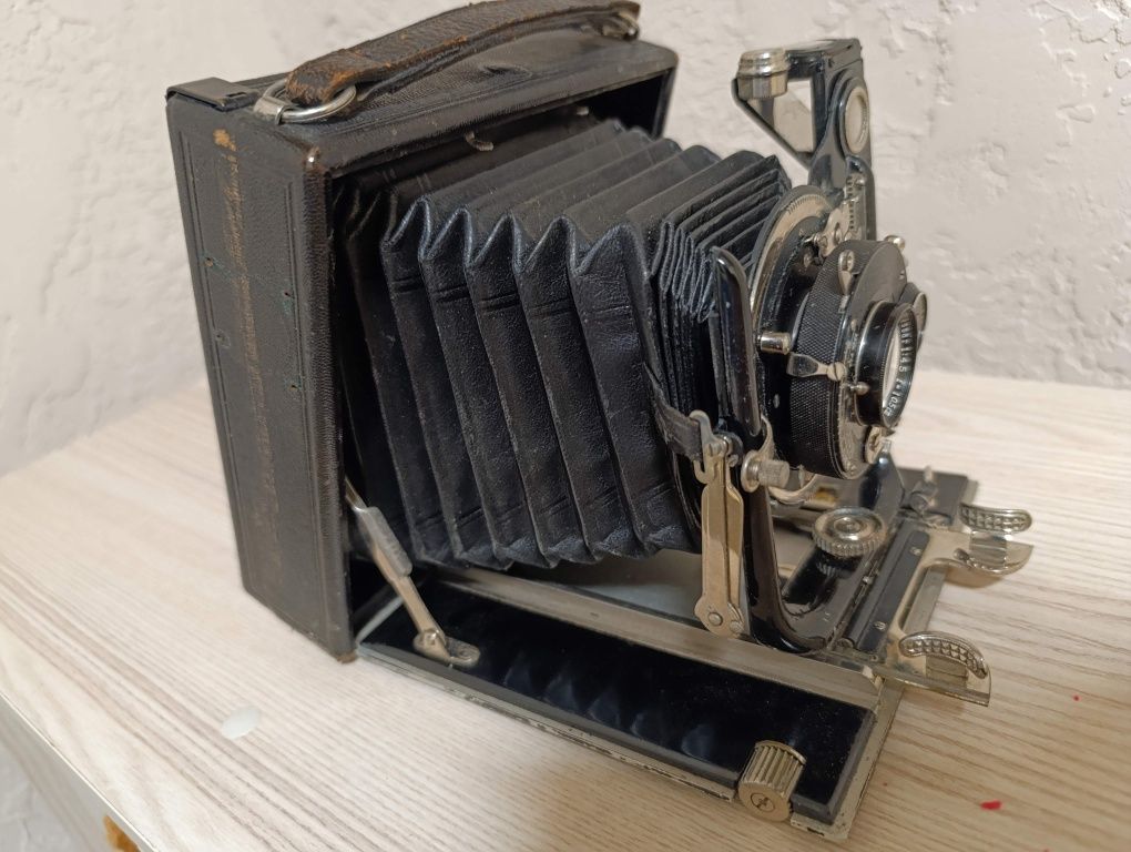 Фотоапарат гармошка обʼєктив Carl Zeiss Jena Tessar.