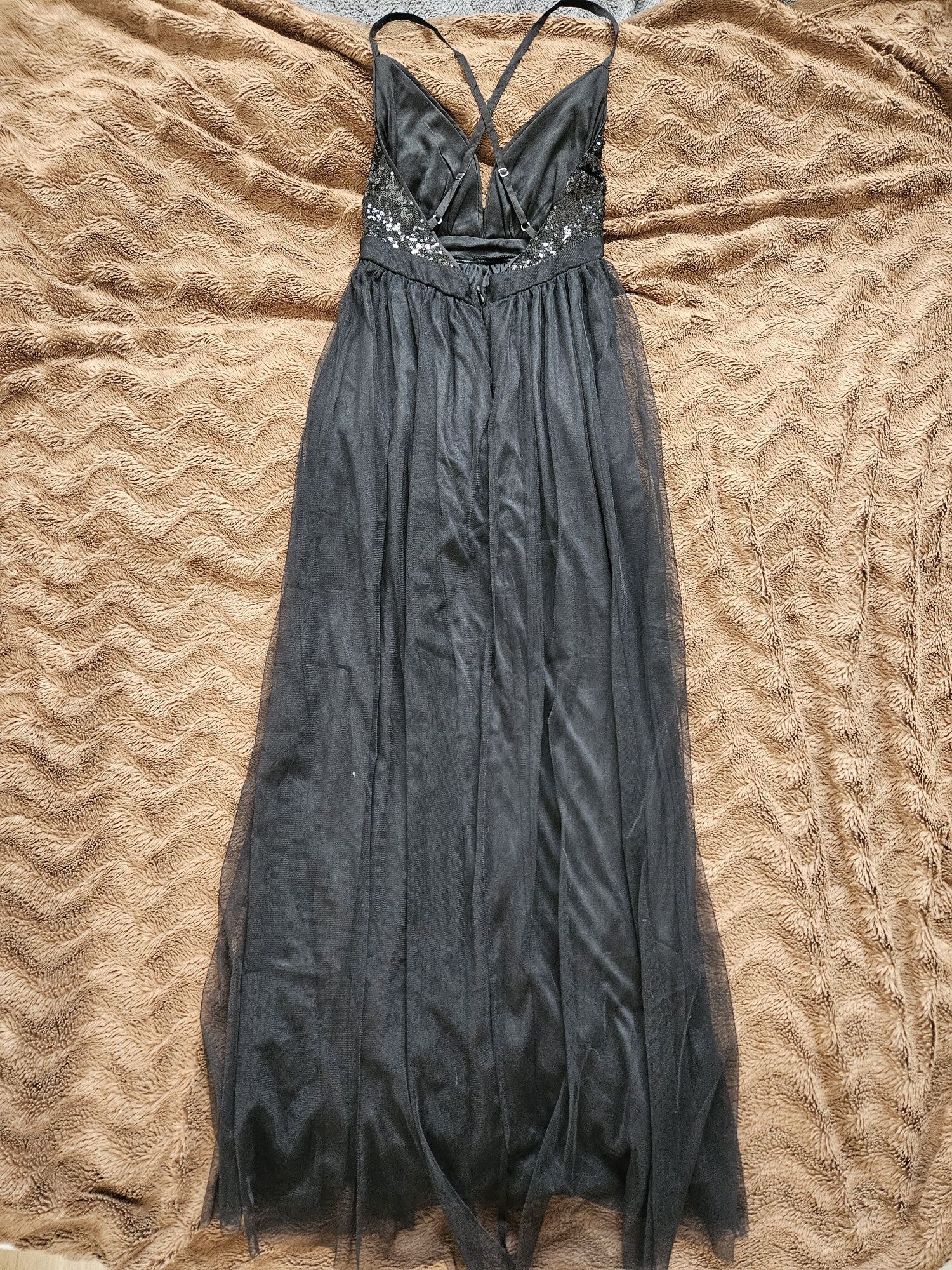 Długa suknia z rozcięciem