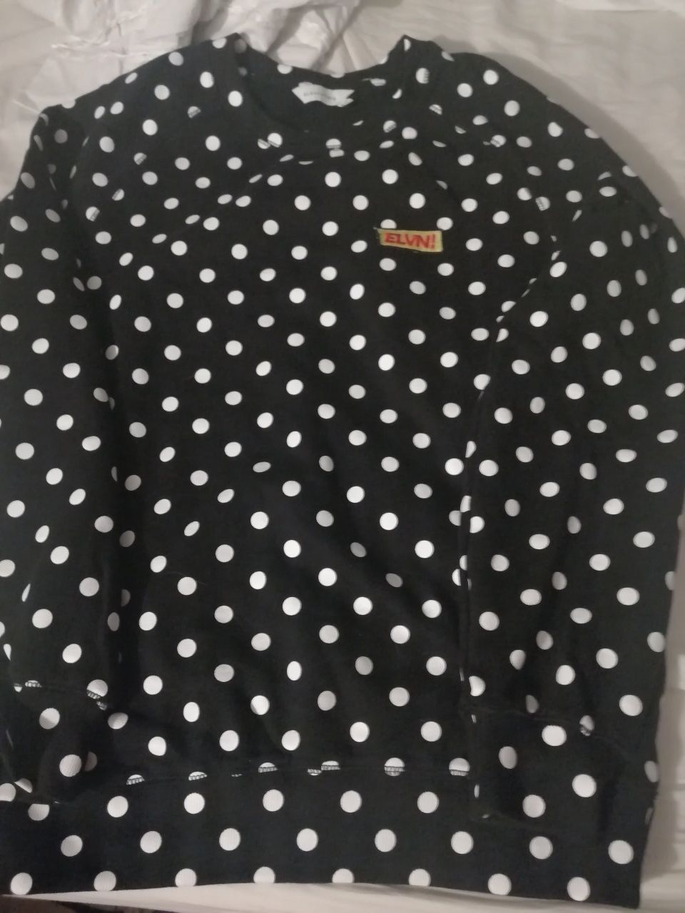 Sweat shirt preta e branca com bolas