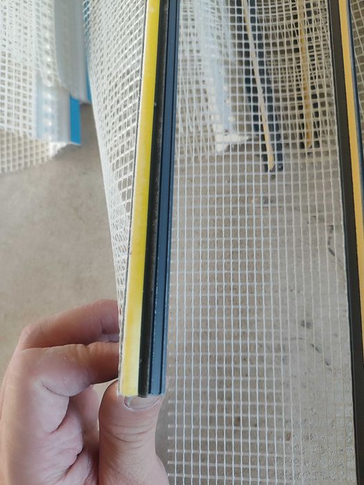 Listwa przy okienna z siatką elewacyjna