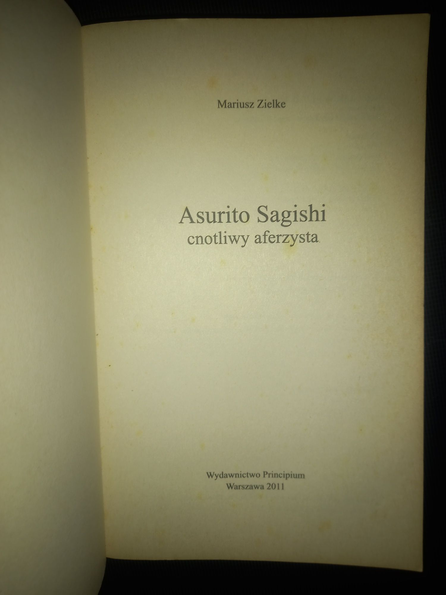 Asurito Sagishi. Cnotliwy aferzysta Mariusz Zielke Principium