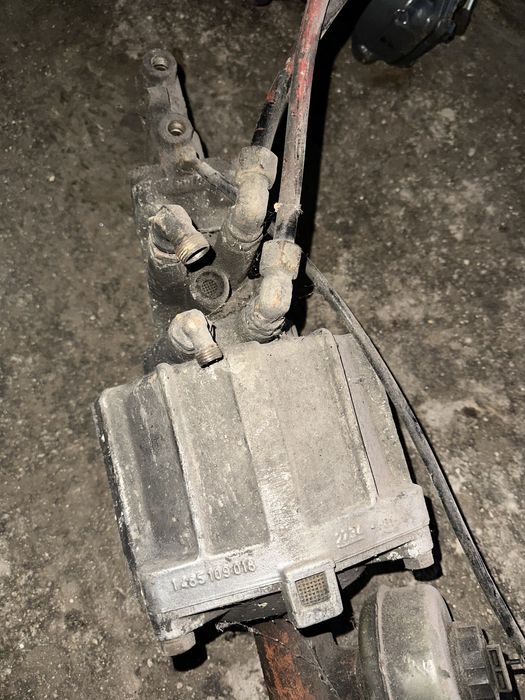 Головний тормозний циліндр мерседес, гідравлічно-пневматична система