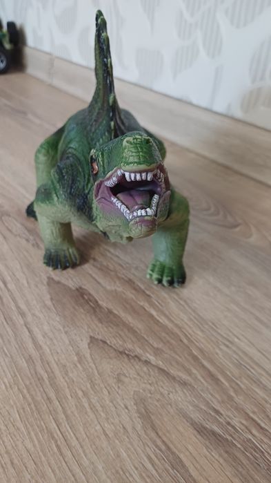 Іграшкові динозаври.