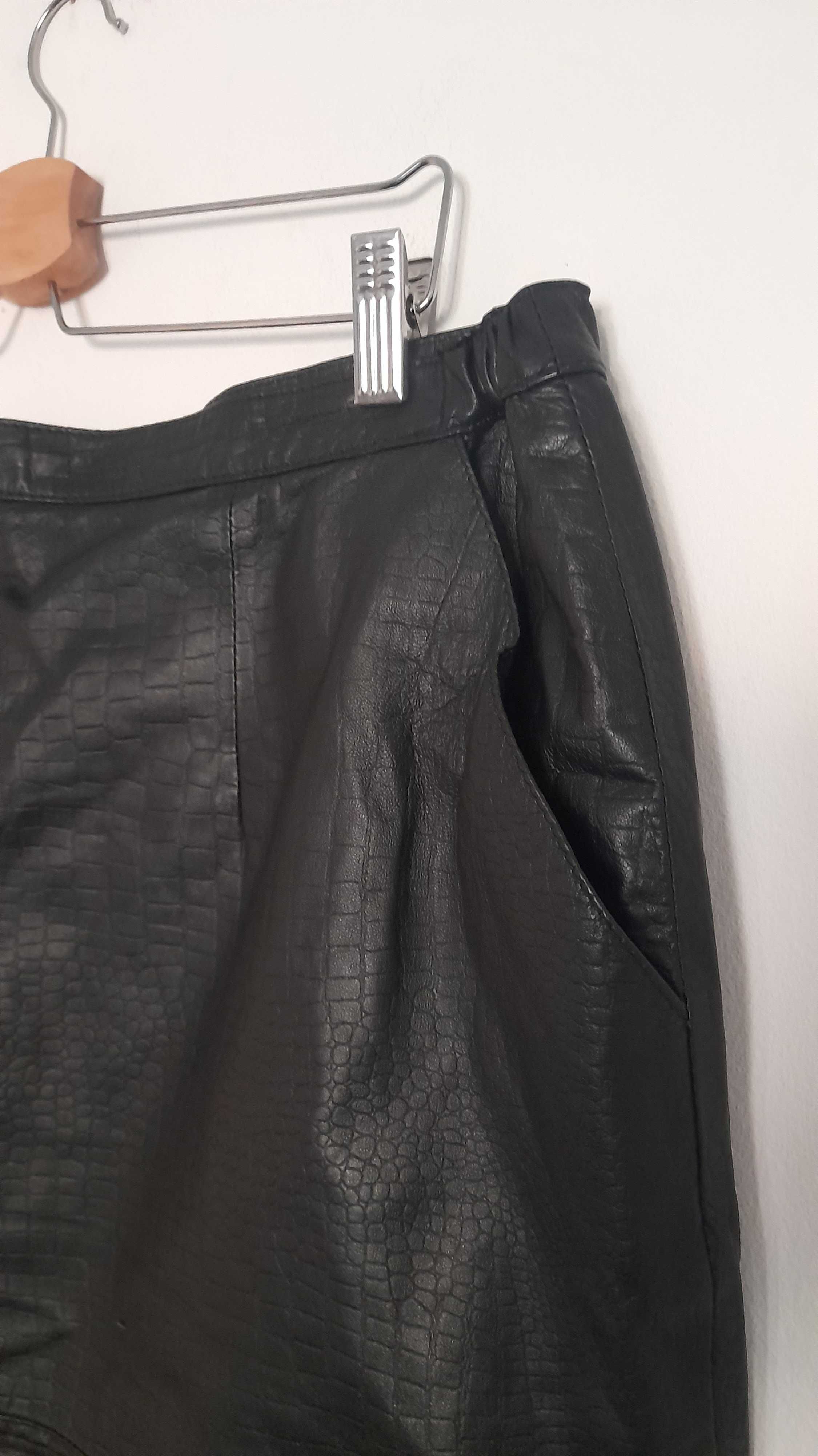 Czarna skórzana spódnica ołówkowa midi z kieszeniami 48, 50