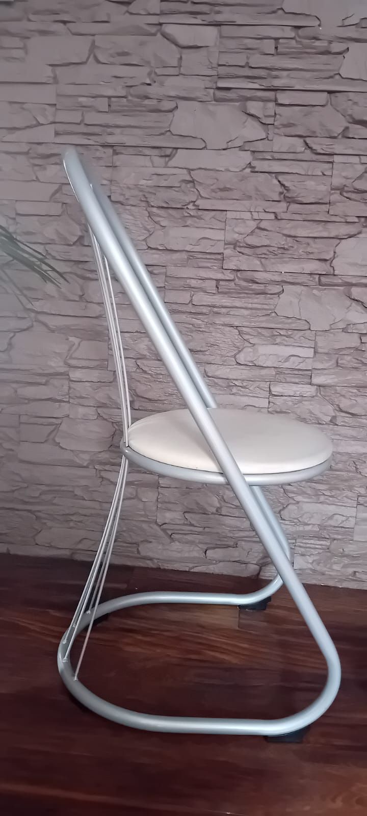 Krzesło tapicerowane siedzisko metalowe