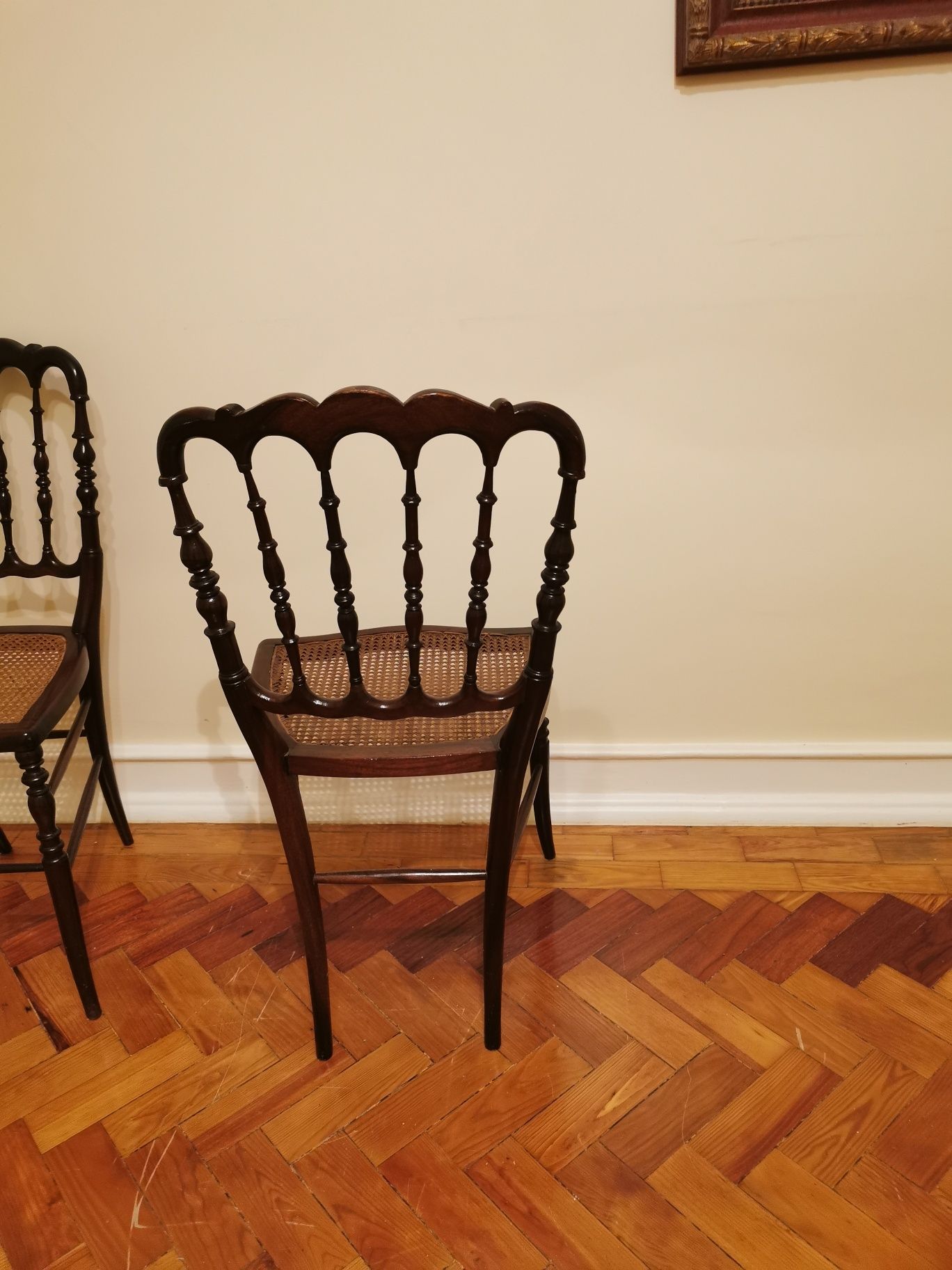 Cadeiras clássicas em palhinha