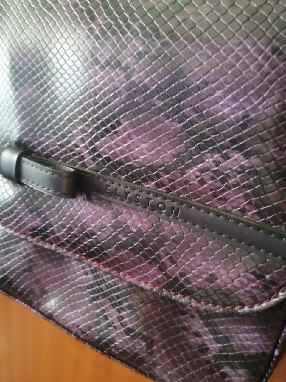 Mala Elyston padrão cobra preto e roxo