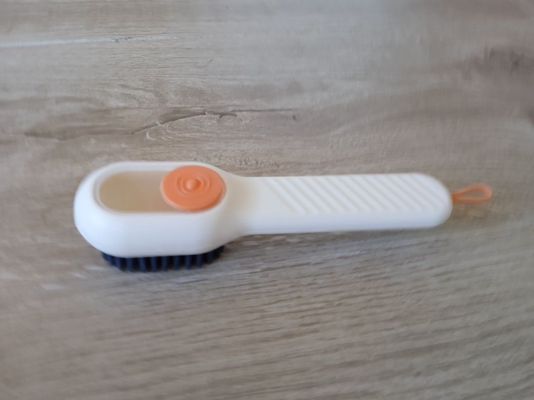 Escova para limpeza com depósito para sabão