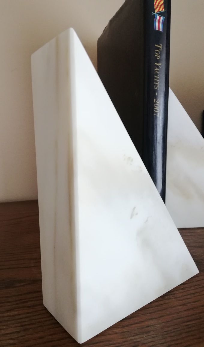 Marmurowe podpórki do książek Calacatta