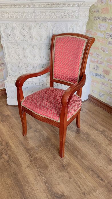 Stylowe tapicerowane krzesła z litego drewna.